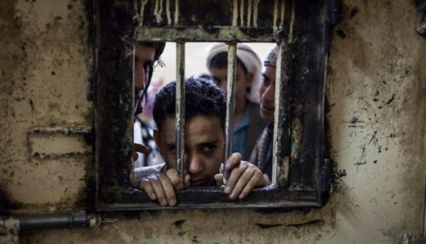 شاهد - صورة صادمة ومفزعة من داخل سجون الحوثي