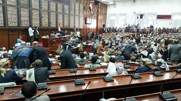 شرعية البرلمان تشعل خلافاً جديداً بين الحكومة اليمنية والحوثيين