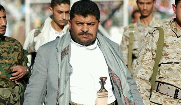 شاهد.. الحوثي يبحث السلام باليمن والسلاح تحت المقعد