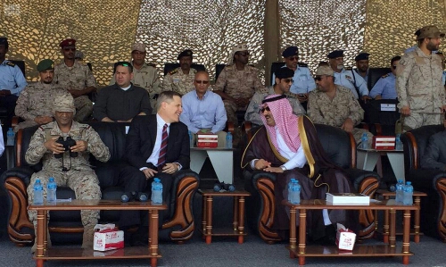عرض عسكري شرق اليمن بحضور امريكي سعودي وسفير المملكة يعلن «تم القضاء على الإرهاب في اليمن»