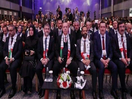 «حميد الأحمر» يظهر بجانب الرئيس «أردوغان» في فعالية المؤتمر الثاني لرابطة برلمانيون لأجل القدس