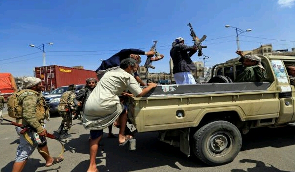الحوثيون يستنفرون عناصرهم في «صنعاء» ويعتقلون ضباط المخابرات وتنبؤ بـ«تمرد»
