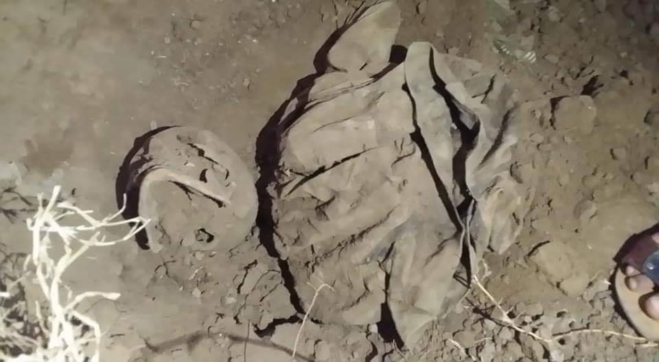 شاهد..  العثور على مقبرة لجنود من الجيش الوطني في أحد أحواش «ابو العباس» بتعز