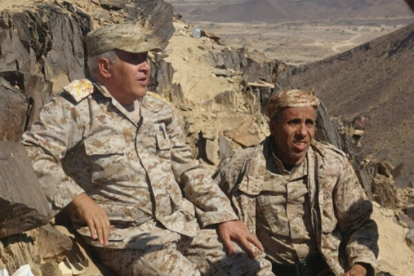 مسؤول عسكري يفند أكاذيب الحوثيين ويظهر من المواقع الأمامية لجبهة «صرواح» ويزور المواقع التي ٱدَّعو السيطرة عليها