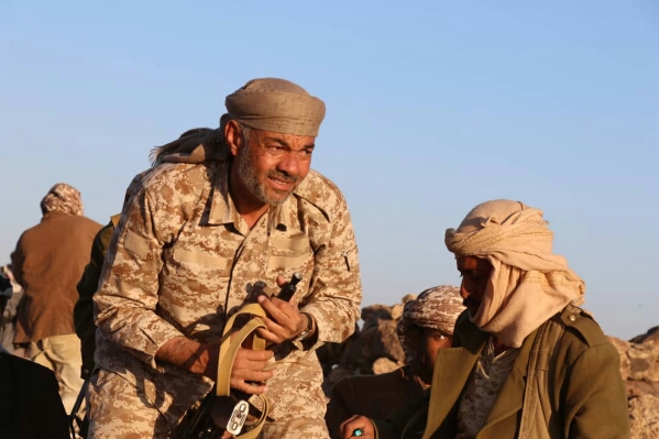 شاهد - قائد المنطقة الثالثة في قلب جبهة صرواح يقود المعارك بنفسه ويتحدى الحوثيين ويوجه رسالة قوية للمرجفين