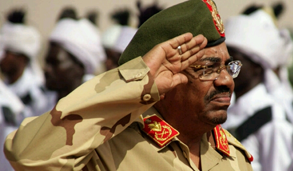 بعد ساعات من خطاب الرد على الاحتجاجات.. الرئيس السوداني يغادر الخرطوم