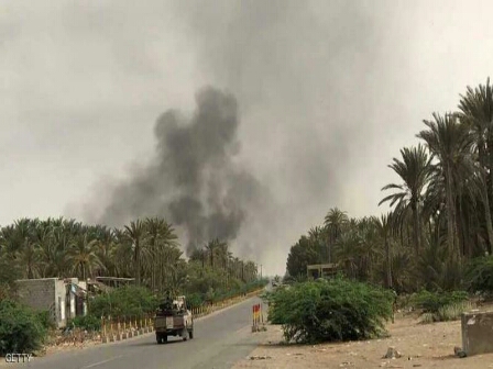 الحديدة..قصف حوثي يتسبب باندلاع حريق هائل في مخازن الأغذية العالمية