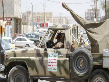 طقم منهوب يُشعل فتيل المواجهات المسلحة بين مليشيات الحوثي في «تعز»