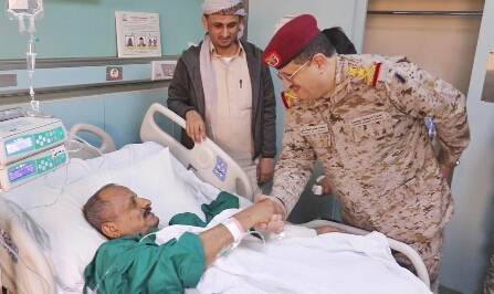 2 من أبرز المسئولين اصيبوا في «هجوم العند» يتلقون العلاج خارج اليمن - صور