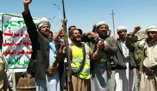 الحوثيون يقصفون النازحين في «الخوخة» ويحرقون منزل مواطن في «حيس» واختطافات في «زبيد»