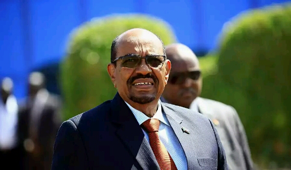 على وقع احتجاجات عاصفة.. الرئيس ”عمر البشير“ يقرر مغادرة السودان ودولة خليجية تعلن آستضافته