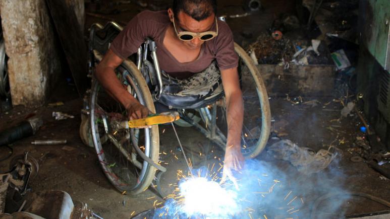 وكالة عالمية تنشر قصة شاب يمني يتحدى الصعاب بكرسيه المتحرك