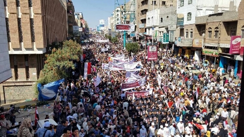 تعز تعيد لثورة فبراير وهجها وآلاف الجماهير يحتشدون في أكبر شوارع المدينة - شاهد