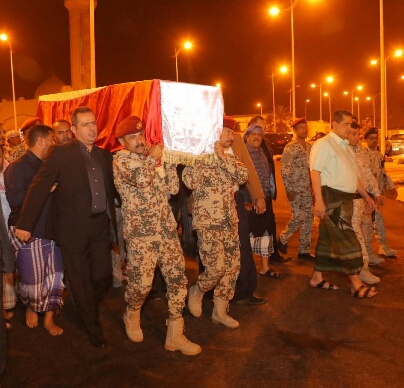 رئيس الحكومة ومسئولون بارزون يشيعون جثمان السفير عبدالملك في مدينة تعز