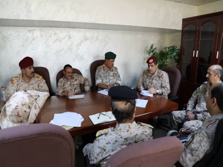 رئيس أركان «الجيش الوطني» يعقد اجتماعاً هاما بقيادات المنطقة العسكرية الرابعة