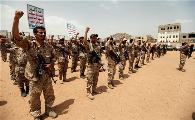 حصري.. مليشيا الحوثي تبدأ بتنفيذ اقبح مخطط لإنتزاع العقيدة الإسلامية والقتالية من منتسبي الجيش في مناطق سيطرتها وهذه أولى الوحدات