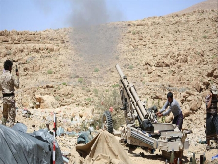 مدفعية الجيش تنسف تجمعات حوثية بـ«نهـم»
