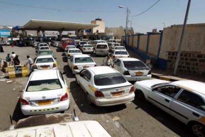ازمة وقود تحشر سكان صنعاء في طوابير المحطات