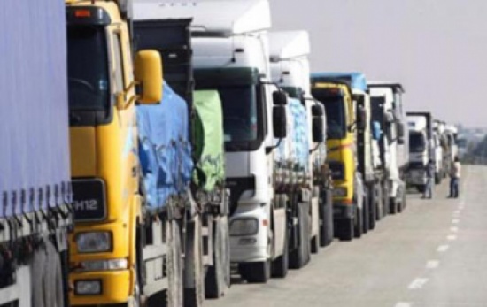 أكثر من «30» شاحنة تعبر الحدود السعودية بإتجاه اليمن.. ماذا تحمل ؟