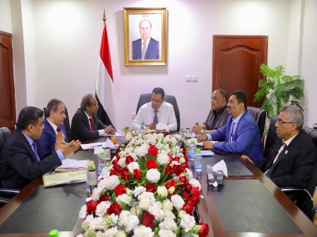 توجيه عاجل من رئيس الوزراء «معين عبد الملك»يهم كافة الطلاب «اليمنيين» المبتعثين للدراسة في الخارج