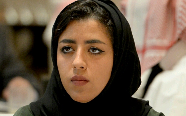 شاهد بالصور.. فتاة سعودية تنفذ ”مهمة“ في اليمن