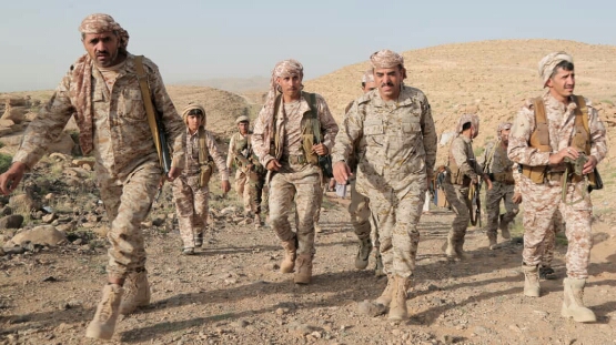 قائد المنطقة العسكرية السابعة يعيش ايام   العيد  مع مقاتليه المرابطين في الخطوط الأمامية بنهم