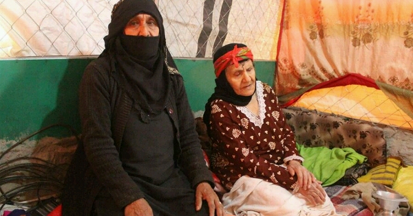 جدة وابنة وحفيدة.. قتلت الحرب معيلهن وسلب الحوثيون منزلهن بعمران