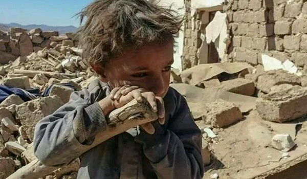رويترز: حرب اليمن تقطع طريق الأب إلى العمل وطفله الصغير يتضور جوعا