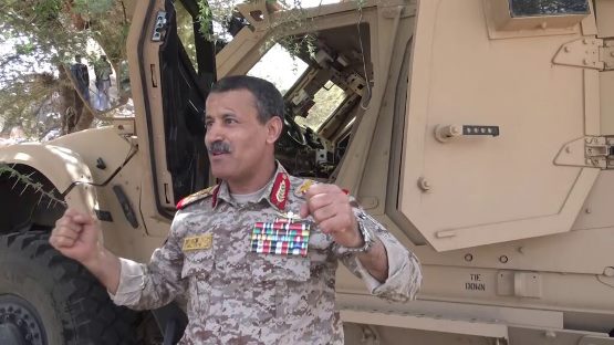 وزير الدفاع الحوثي يثير سخرية اليمنين ويتوعد إسرائيل بتدميرها .. ويبعث رسائل خاصة للإمارات