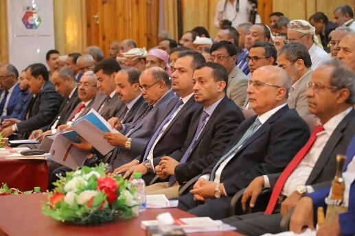 تداعيات الإطاحة بوزير النقل اليمني وخلافات عميقة تضرب الشرعية ..5 وزراء في الحكومة يعتزمون الاستقالة ويرفعون رسالة للرئيس