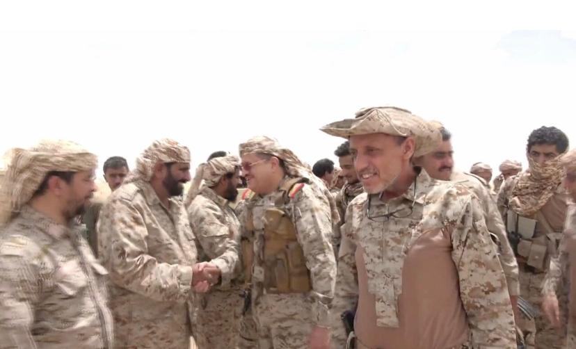 وزير الدفاع يطلع على سير المعارك في “الجوف“ ويشيد بالالتفاف القبلي حول الجيش