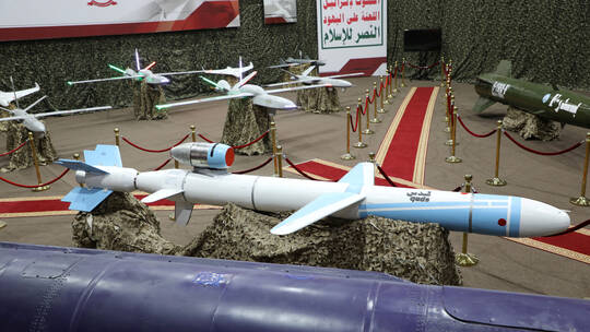 في اكبر تحدي للسعودية اولا.. إيران تعلن عن نقل تكنولوجيا صناعة الصواريخ والطائرات المسيرة  إلى اليمن