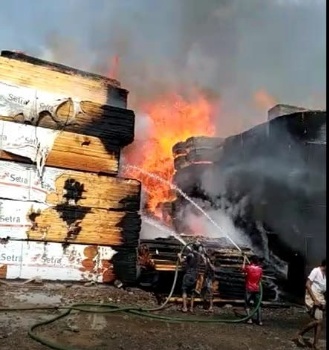 حريق ضخم وكارثي في مستودع أخشاب بالحج والخسائر كبيرة