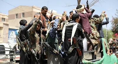 برغم القمع ..احتجاجات غاضبة للموظفين على فساد المليشيات الحوثية في صنعاء