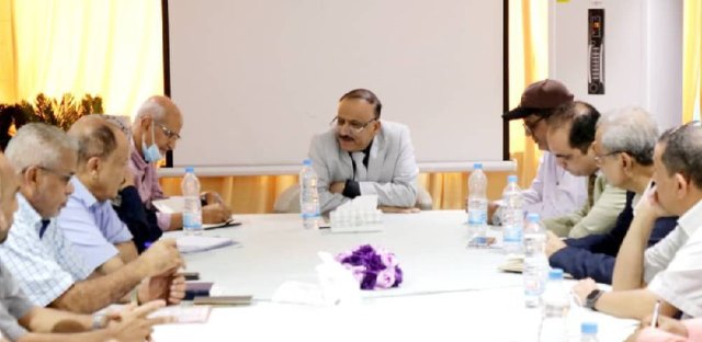 مشاكل وصعوبات الخطوط الجوية اليمنية تناقش مع وزير النقل