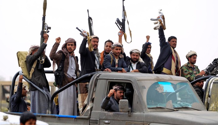 عضو لجنة القوات المسلحة في الكونغرس الأمريكي يطالب بوضع الحوثيين في قائمة الإرهاب وينتقد قرار بايدن