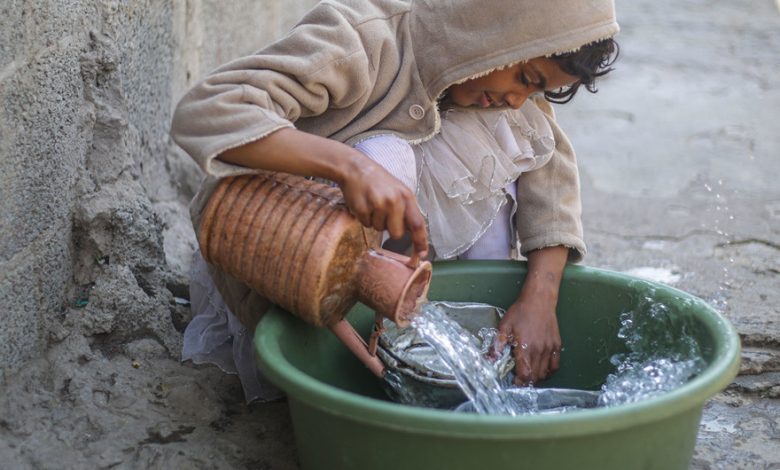 سوق سوداء للماء في اليمن.. الدفع مقابل قطرات الحياة