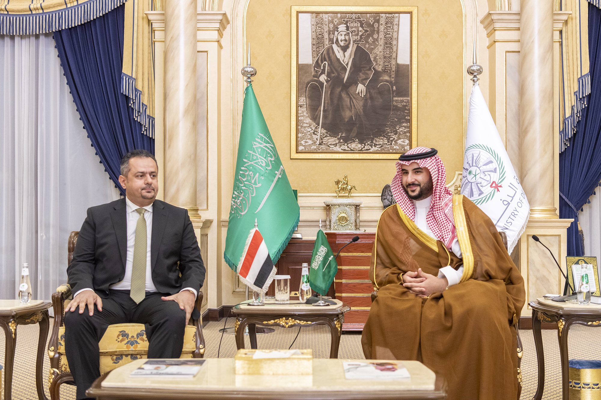 خلال لقائه برئيس الوزراء "معين عبد الملك".. «بن سلمان»: السعودية حريصة على إحلال الأمن والاستقرار في اليمن