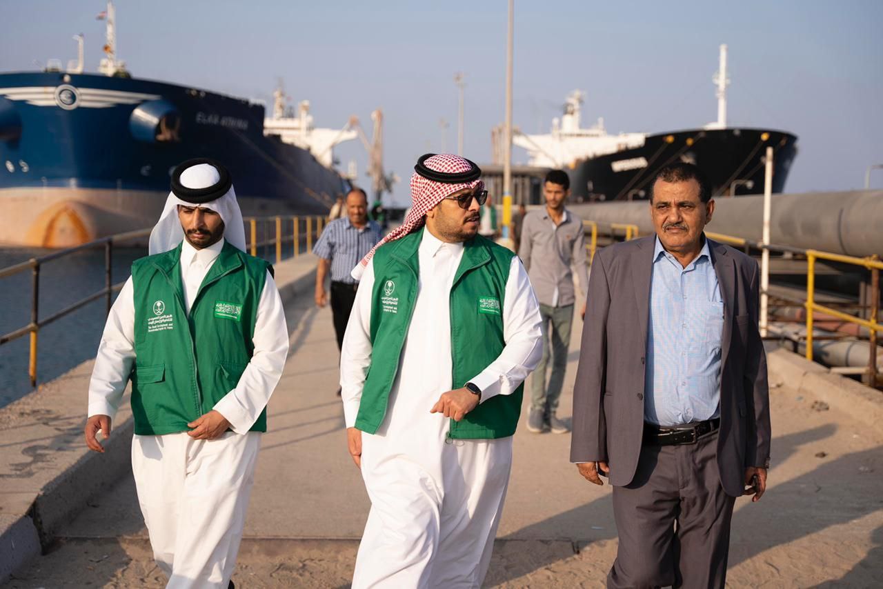 الدفعة الثامنة من منحة المشتقات النفطية السعودية تصل لميناء الزيت بعدن