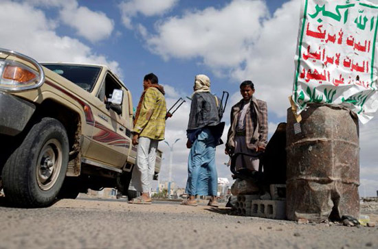 بصورة مفاجئة...الحوثي يزيل عشرات النقاط الأمنية في «صنعاء وعمران» وينقل عناصرها الى هذه الأماكن .. ما الهدف ؟
