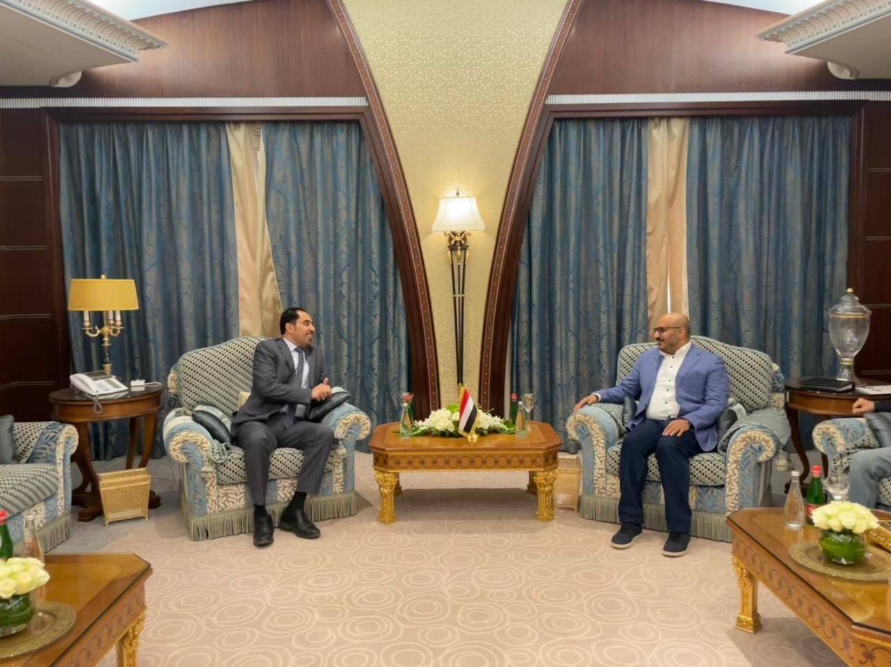 العميد «طارق صالح» يلتقي عددا من الوزراء والمحافظين - دعا لوحده الصف ضد «الحوثي» وتحدث عن موعد عودة المجلس الرئاسي للعمل بالمحافظات المحررة