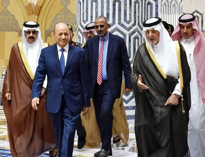 لماذا غادر رئيس وأعضاء المجلس الرئاسي العاصمة عدن وتوجهوا الى جدة؟
