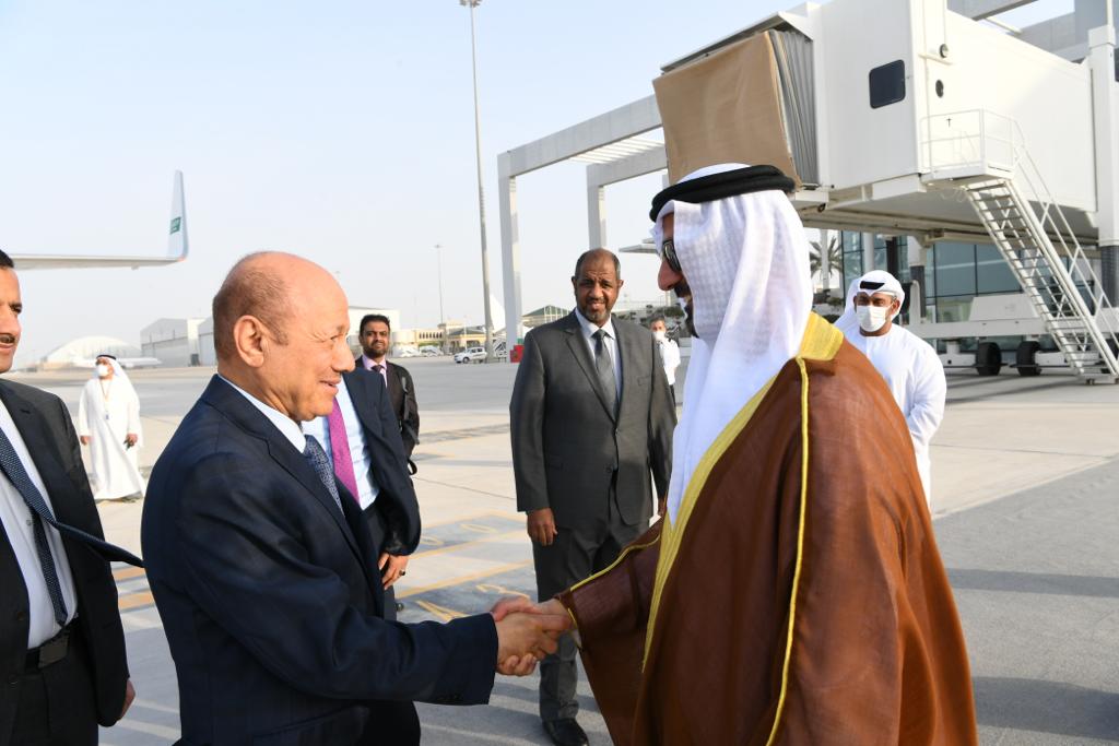 عاجل: رئيس ونواب المجلس الرئاسي يصلون الإمارات.. وهذا أول تصريح للرئيس العليمي حول الزيارة