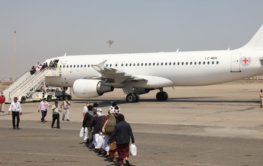 التحالف يعلن مغادرة أولى طائرات نقل الأسرى الحوثيين إلى اليمن