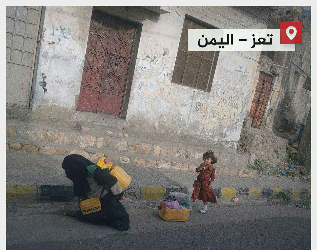 شاهد.. صورة متداولة على نطاق واسع في اليمن تثير تعاطفا كبيرا واشادة