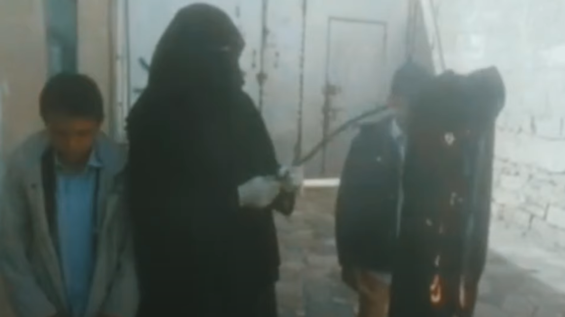 شاهد بالفيديو.. زوجة مدرس يمني تحرق ردائها تنديدا بظلم قيادي حوثي