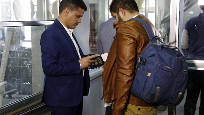 مصادر تكشف ما يتعرض له المسافرين عبر مطار صنعاء.. تجسس وانتهاك للخصوصية