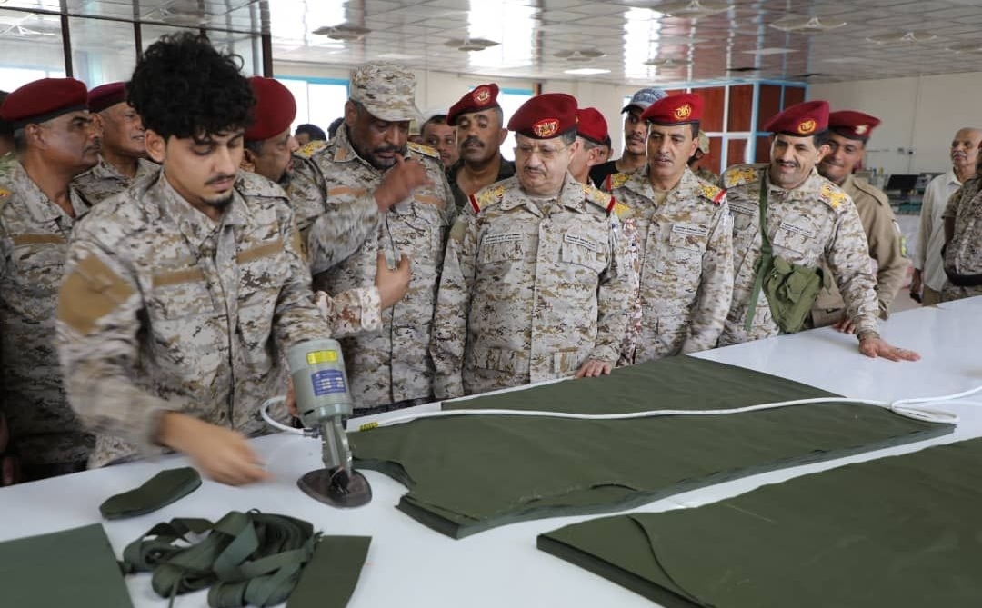 عدن..وزير الدفاع يتفقد سير العمل في دائرة الإمداد والقاعدة الإدارية العسكرية