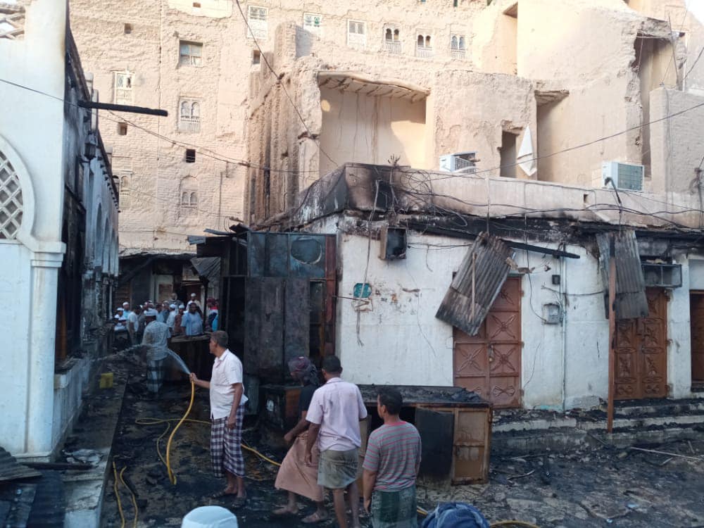 حريق هائل يلتهم أكثر من 20 محلا تجاريا بأحد أسواق حضرموت شرقي اليمن