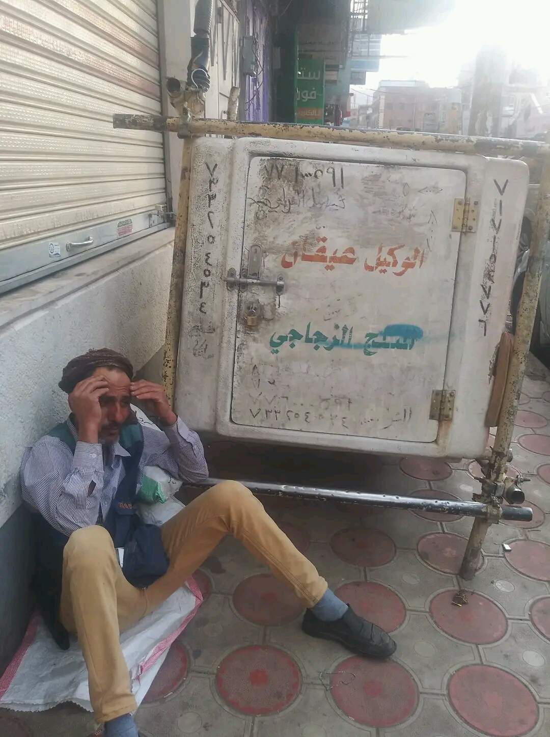 في اليمن.. صحفي يتحول الى بائعا للثلج يشتكي ظلم البلدية «صورة»